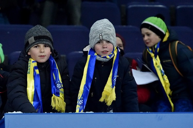 Поклонников Сборной Украины по футболу не испугал 10-градусный мороз в Харькове