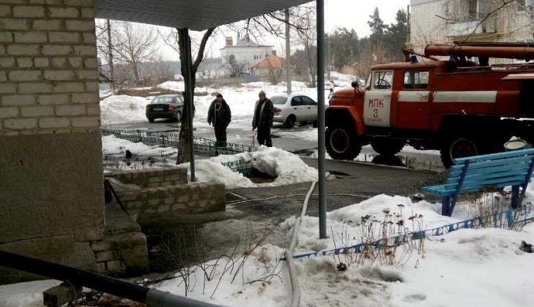 Спасатели помогают жителям Харьковщины откачивать воду из подвалов