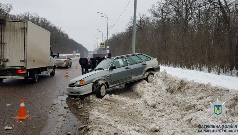 На Белгородском шоссе ВАЗ столкнулся с Geely