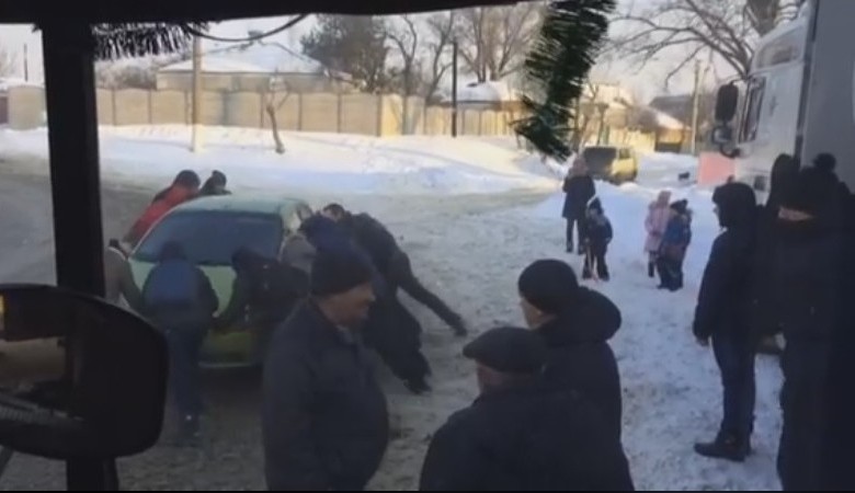 В Харькове пассажиры троллейбуса перенесли с проезжей части авто, перегородившее проезд (ВИДЕО)