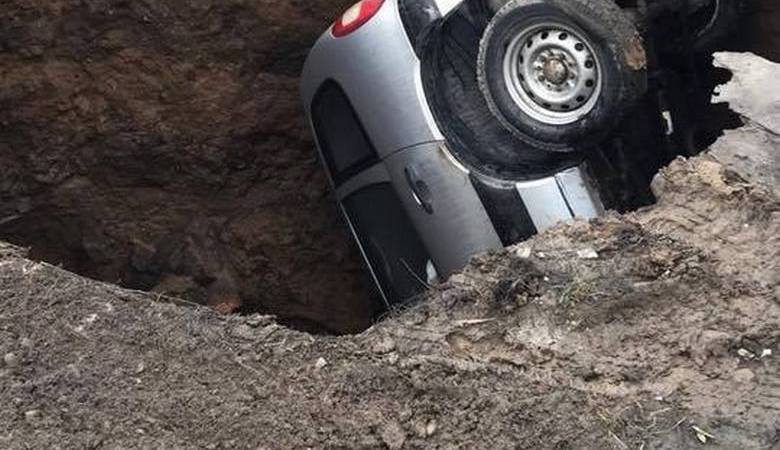 На Алексеевке провалился под землю автомобиль Chevrolet Niva (ФОТО)