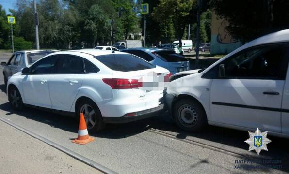 На Полевой столкнулись Volkswagen Caddi, Ford и ВАЗ-21099 (фото)