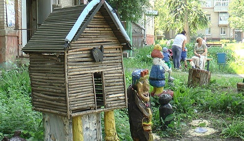 Лебедь из шины, Гном из строительной пены и деревянная Баба-яга. Харьковский пенсионер создал в своем дворе сказочный городок (видео)