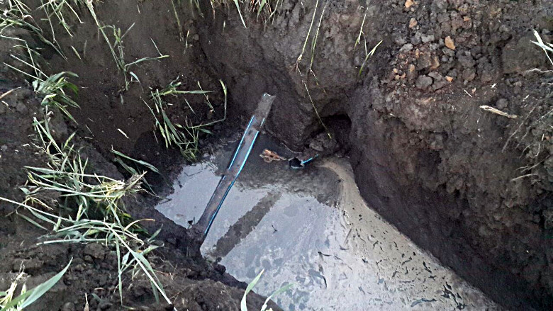 Волчанский погранотряд обнаружил на поле контрабандный трубопровод