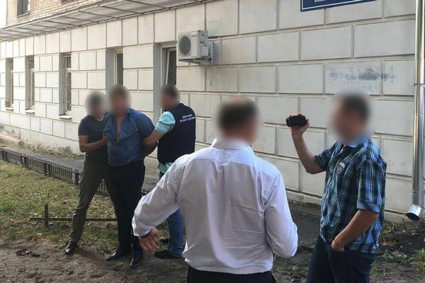 В Харькове за взятку задержали налогового инспектора