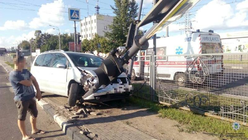 На Гагарина Volkswagen сбил светофор и дорожный знак (фото)