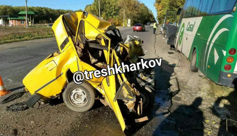 В Высоком «ВАЗ» врезался в рейсовый автобус: есть погибшие