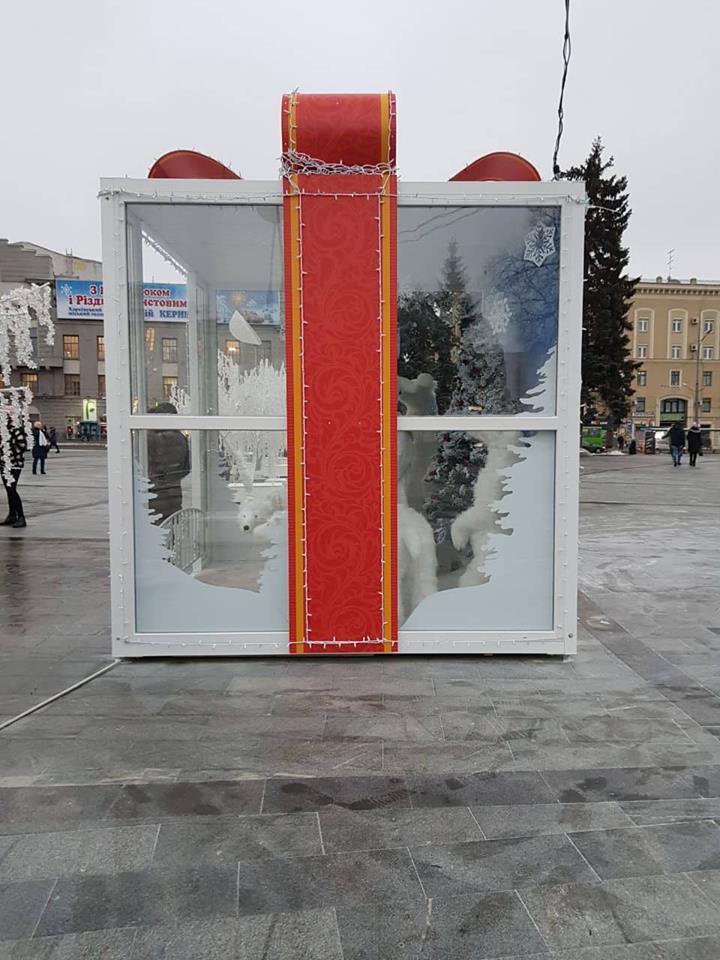 На площади Конституции завершили инсталляцию новогодней фотозоны (фото)