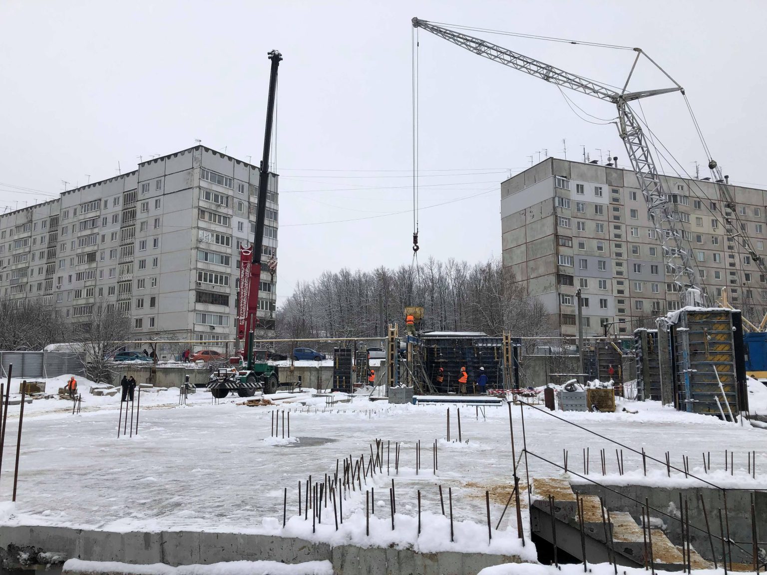 В Песочине в будущем детсаду и начальной школе построили цокольный этаж (фото)