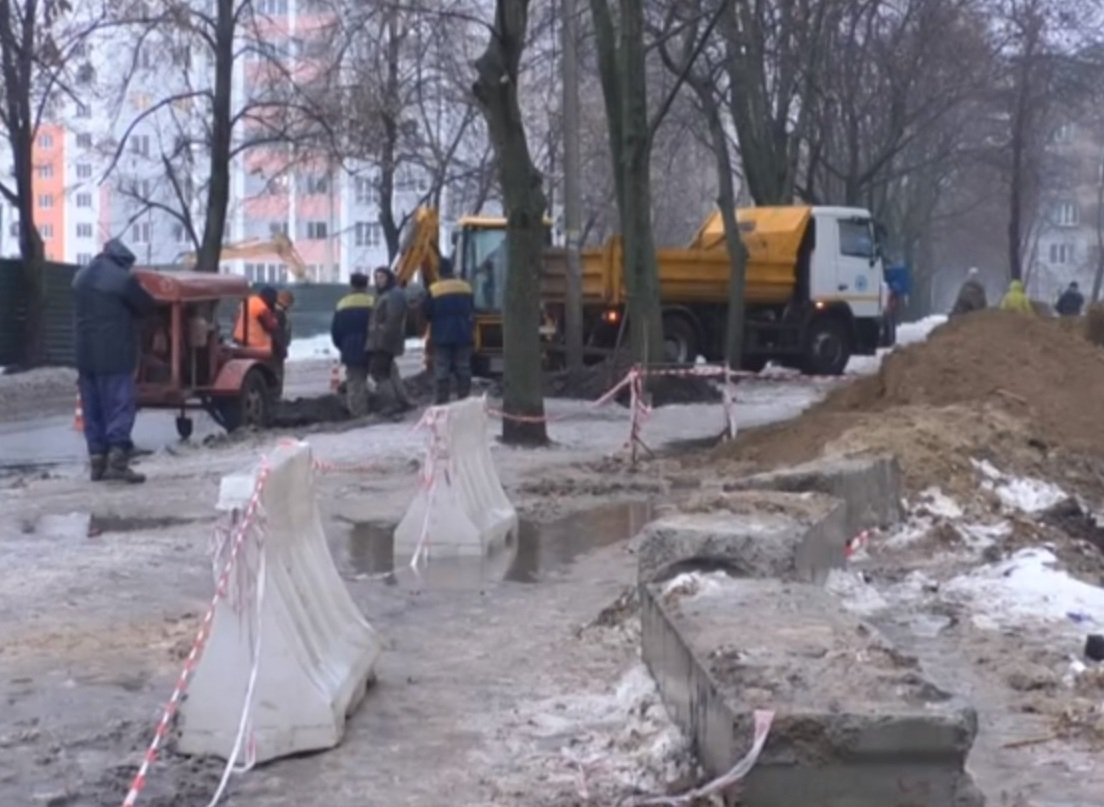 Трагедія у Харкові: будівельника засипало землею (відео)