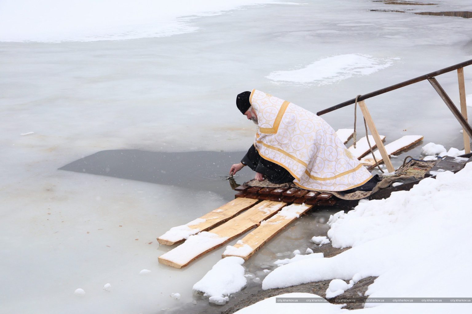 В дома харьковчан стала поступать освященная вода