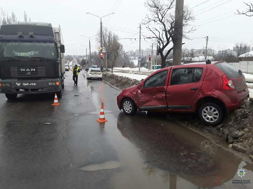 На Немышлянской столкнулись Renault и MAN (фото)