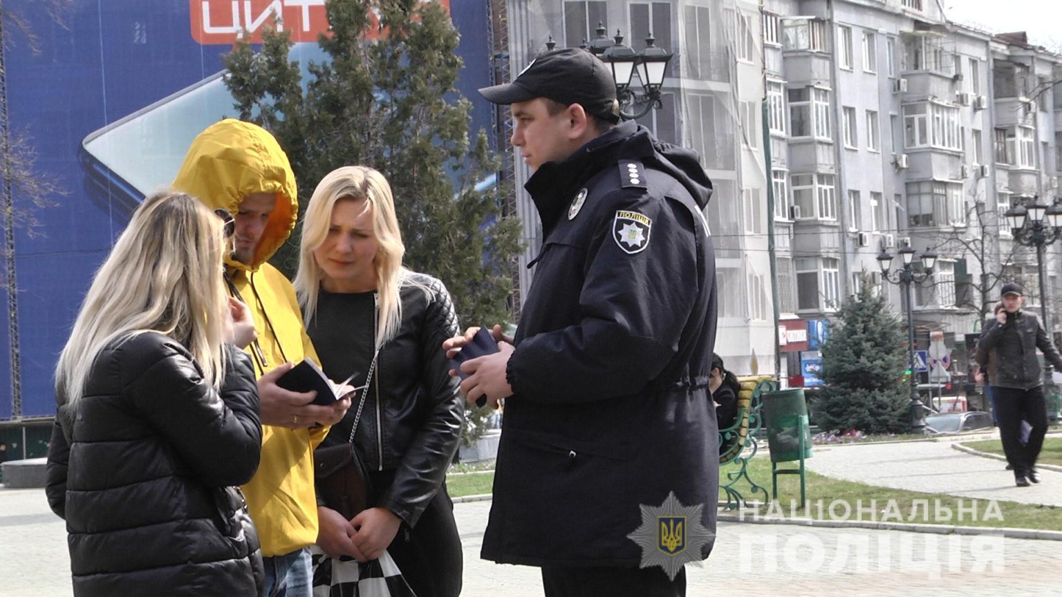 «Ходи да оглядывайся». Харьковчан учат, как не стать жертвой преступников