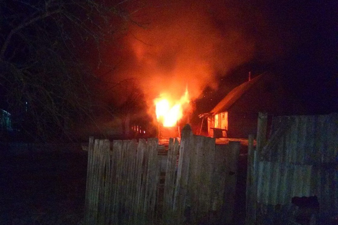 На Харьковщине в сгоревшем доме нашли тела двух мужчин (фото)