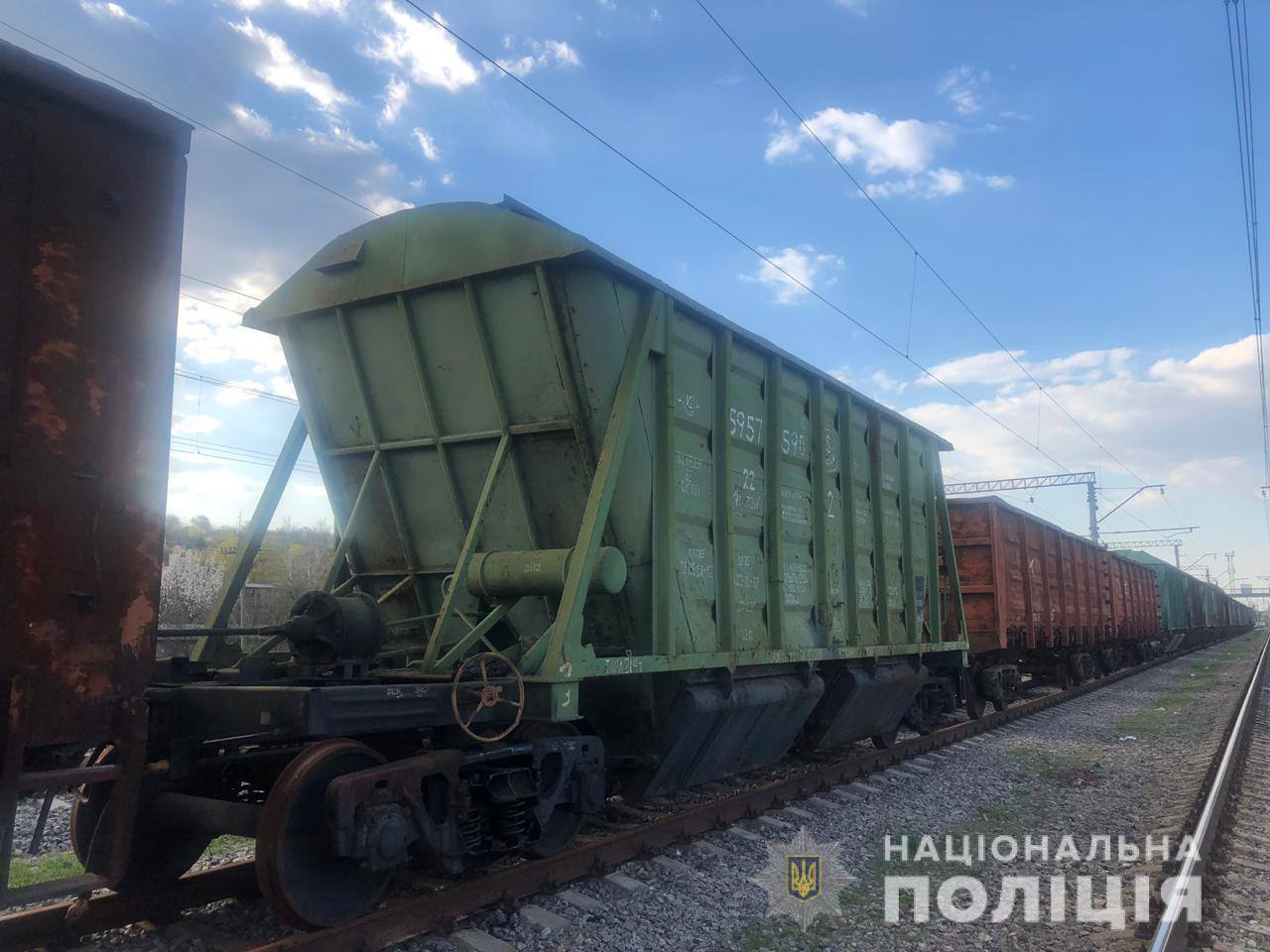 Залез на крышу вагона и коснулся провода: под Харьковом подростка ударило током