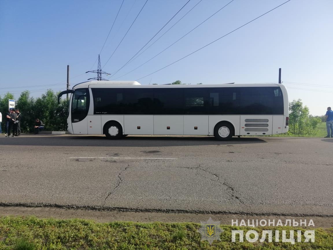 Пьяный мужчина в автобусе угрожал взорвать гранатой себя и сожительницу (фото, видео)