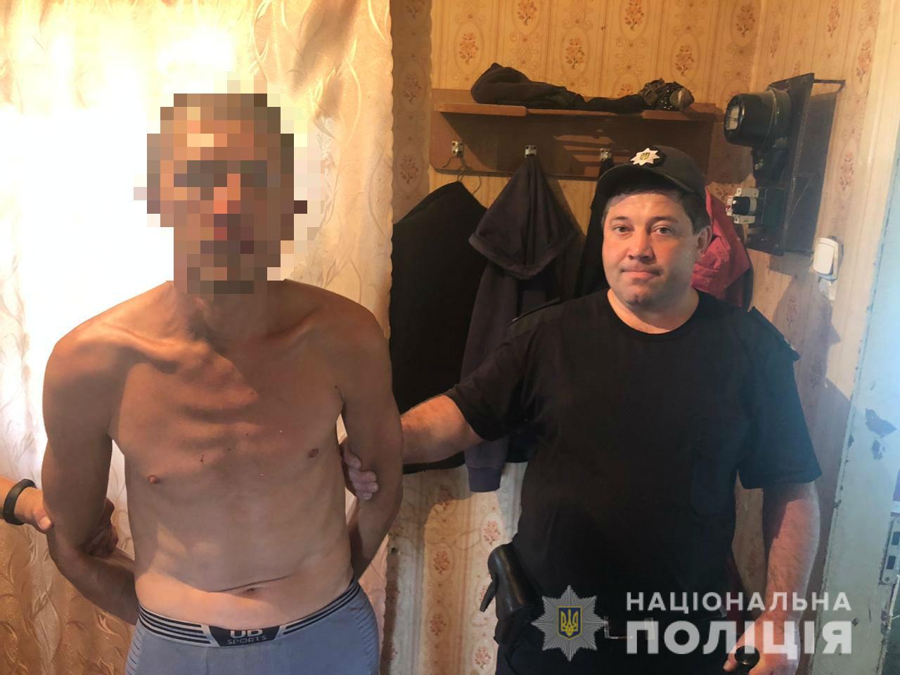 В Харькове мужчина ударил ножом знакомого и убежал