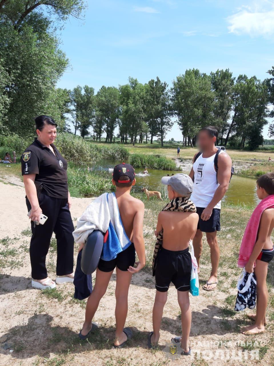 Правила нахождения в воде: полиция Харьковщины проводит профилактические беседы с отдыхающими (фото)