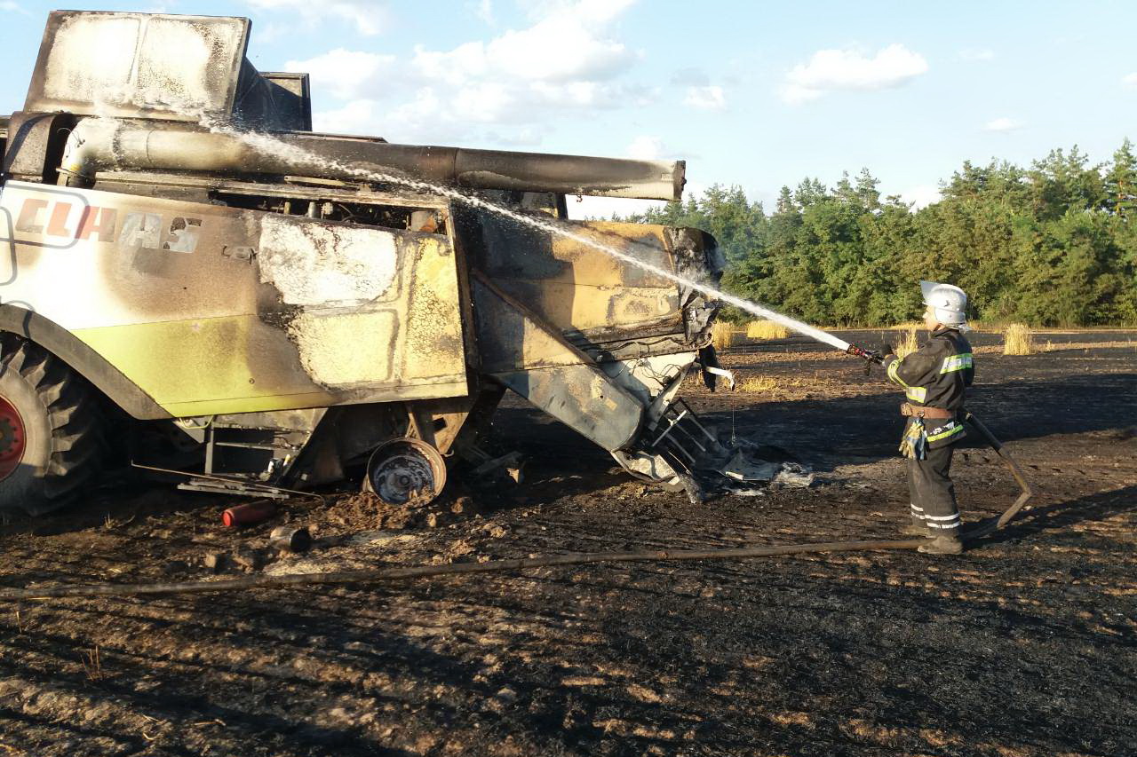 На Харьковщине из-за горящего комбайна едва не сгорело большое поле ржи