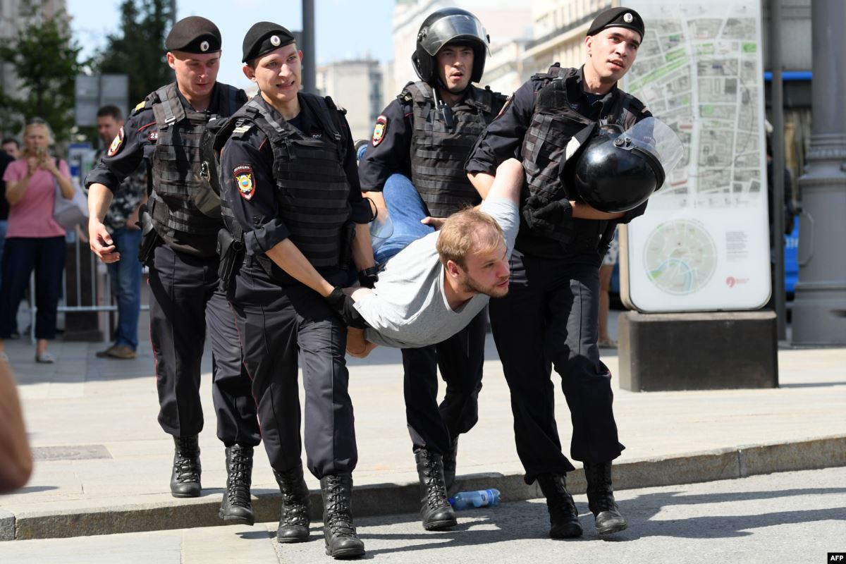 В Москве прошли массовые задержания протестантов, требующих честных выборов (видео)