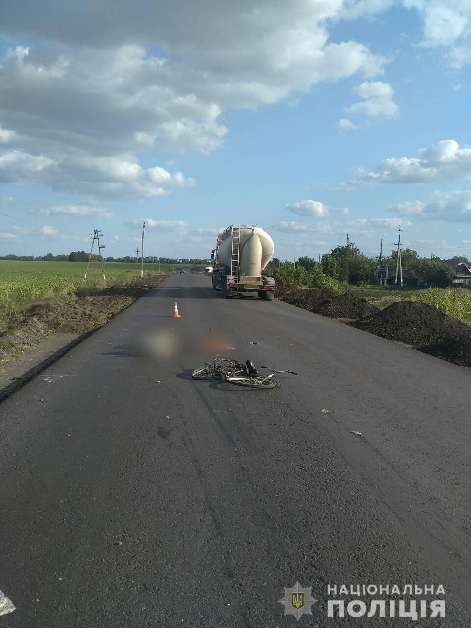 В Харьковской области грузовик сбил пьяного велосипедиста (фото)