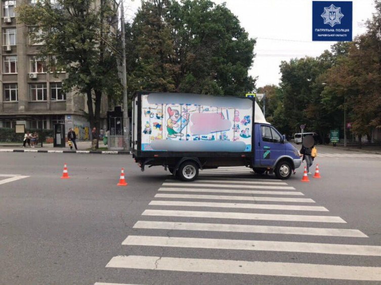 В Харькове грузовик врезался в иномарку (фото)