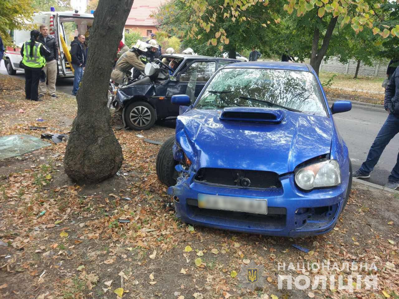 Субару шагает при повороте