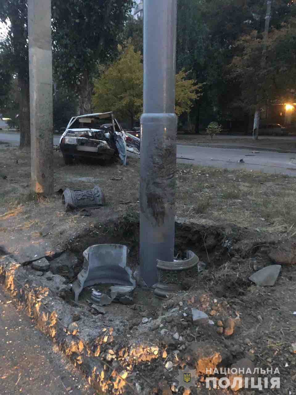 Смертельное ДТП в Харькове: мужчина врезался в столб (фото)