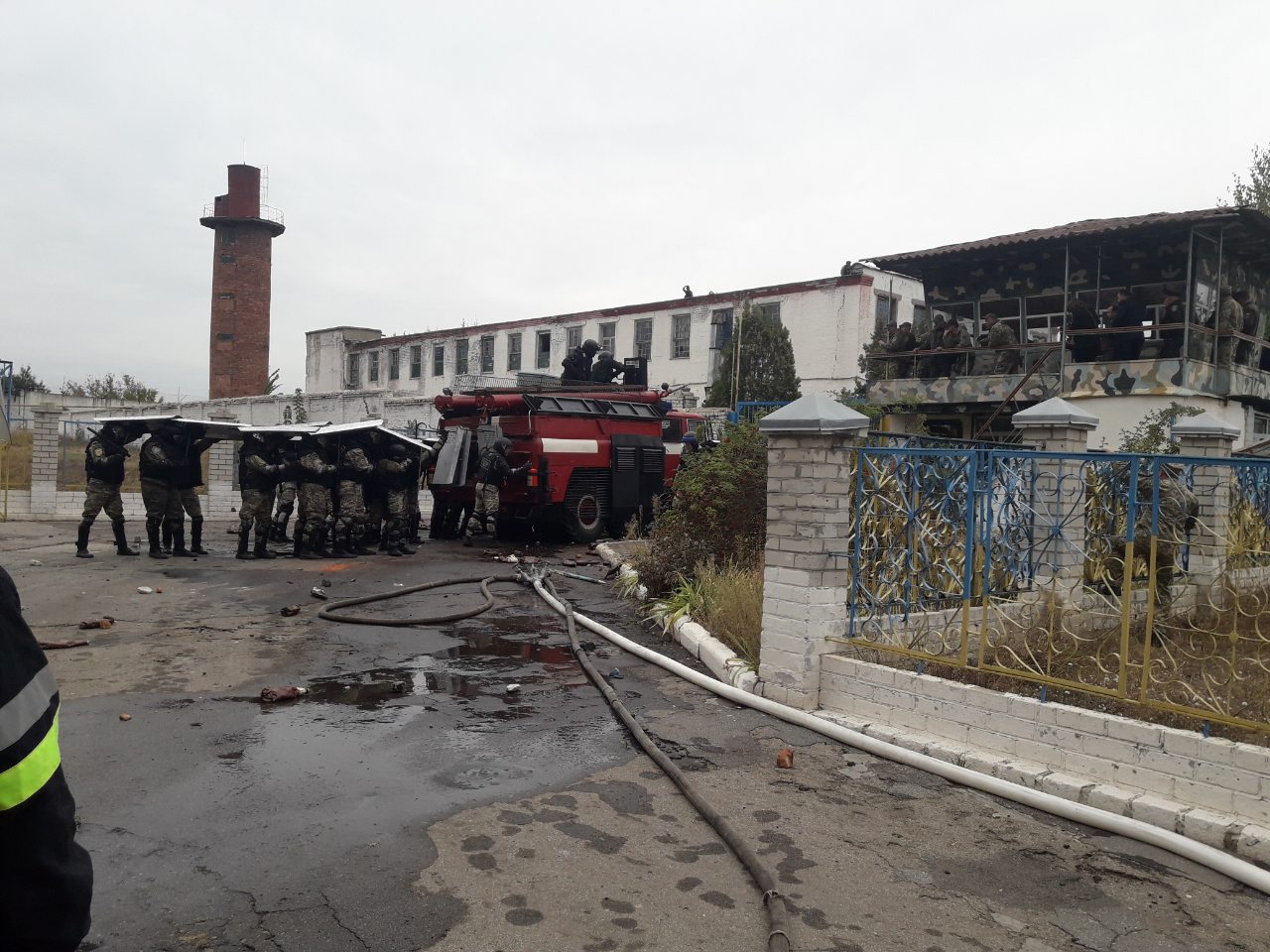 Спасатели отработали взаимодействие с правоохранителями во время массовых беспорядков в колонии (фото)