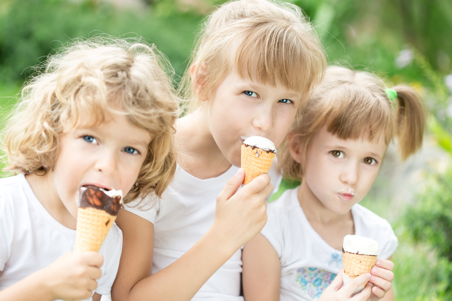 Вкусно ест мороженое. Ребенок с мороженым. Дети с мороженым в парке. Дети едят мороженое картинки. Девочка в парке с мороженым.