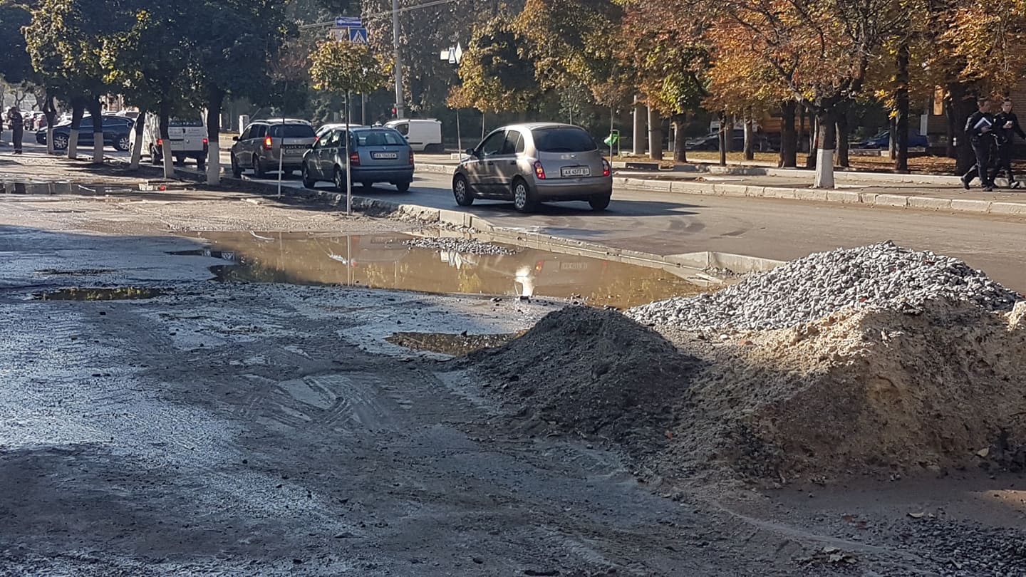 В Харькове возле 13 гимназии произошел прорыв водопровода (фото)