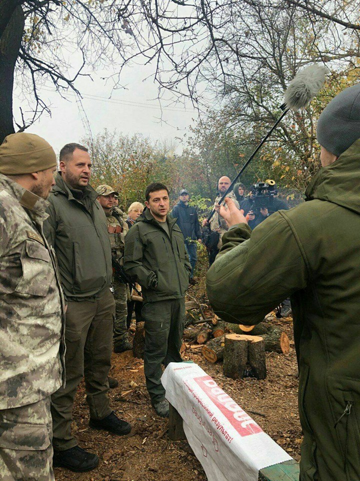 Зеленский пообщался с «группой вооруженных лиц, поселившихся в частном доме»