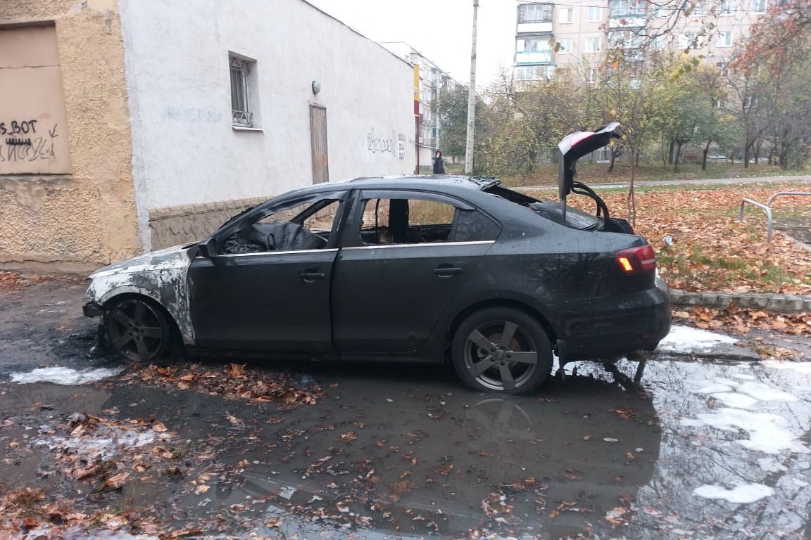 Во дворе жилой многоэтажки загорелся автомобиль (фото)