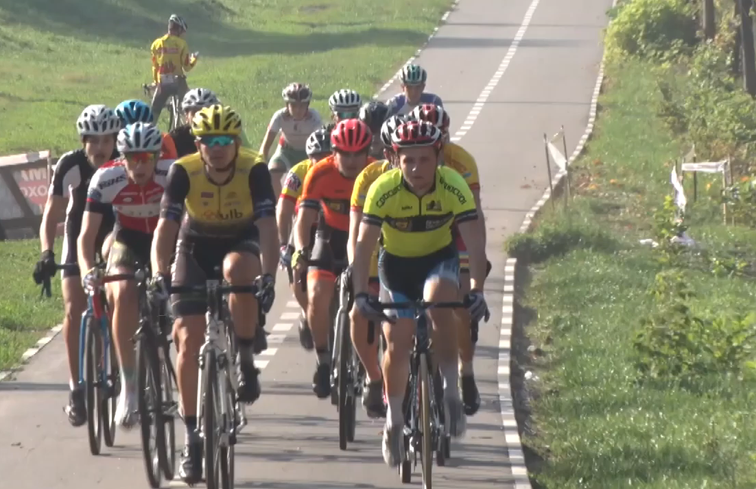 Na Bazi Velocentru Prohodyat Ostanni Zmagannya Litnogo Velosezonu Video Kros Ce Okrema Disciplina Velosportu Nominalno Shosejna Ale Gonshiki Zmagayutsya V Lisi Po Vkritomu Listyam Vologomu Gruntu Yihni Velosipedi Modifikovani