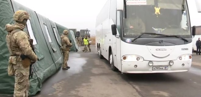 Первые 25 заложников переданы Украине
