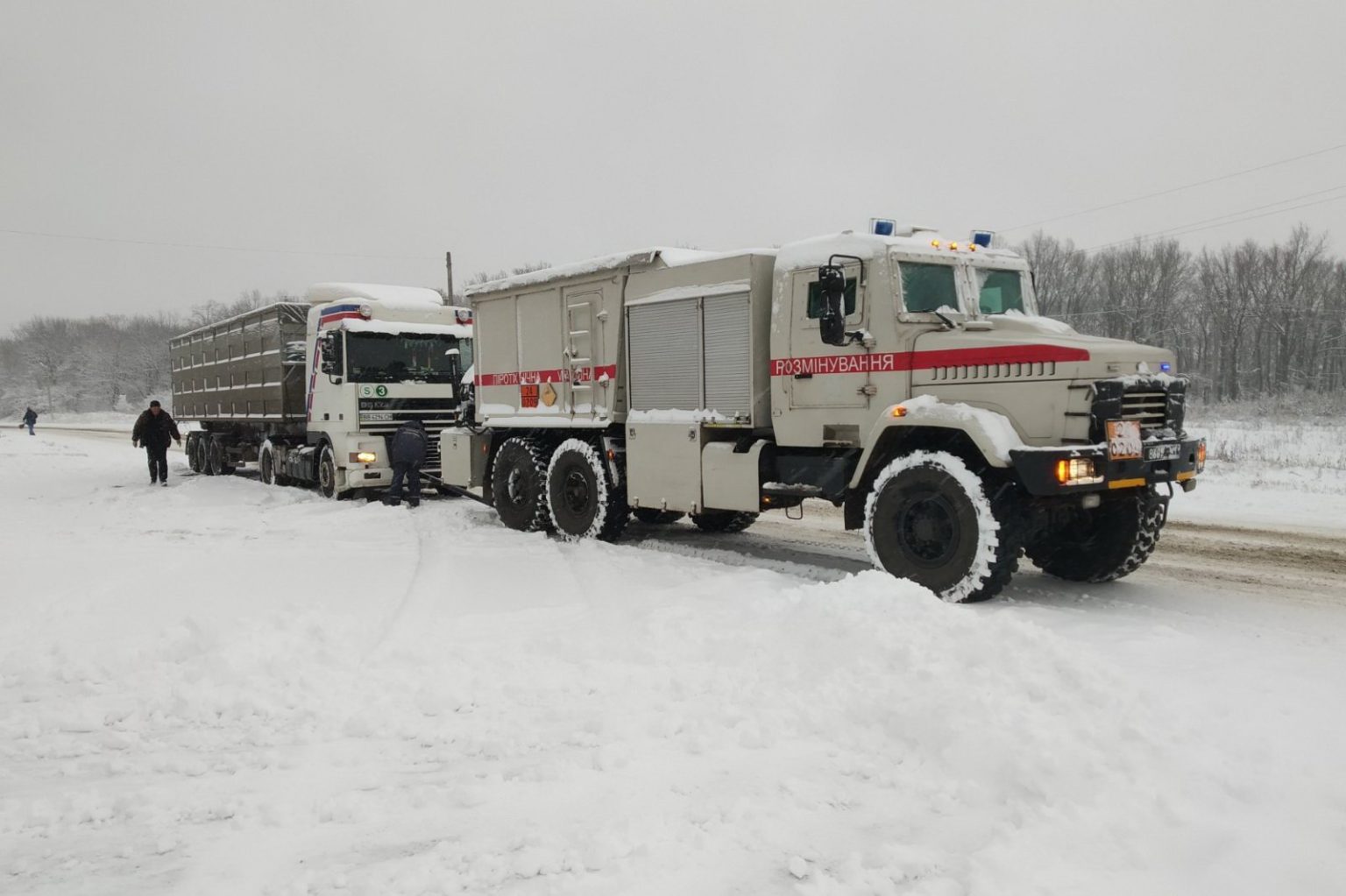 Спасатели на Харьковщине помогли водителям грузовиков (фото)