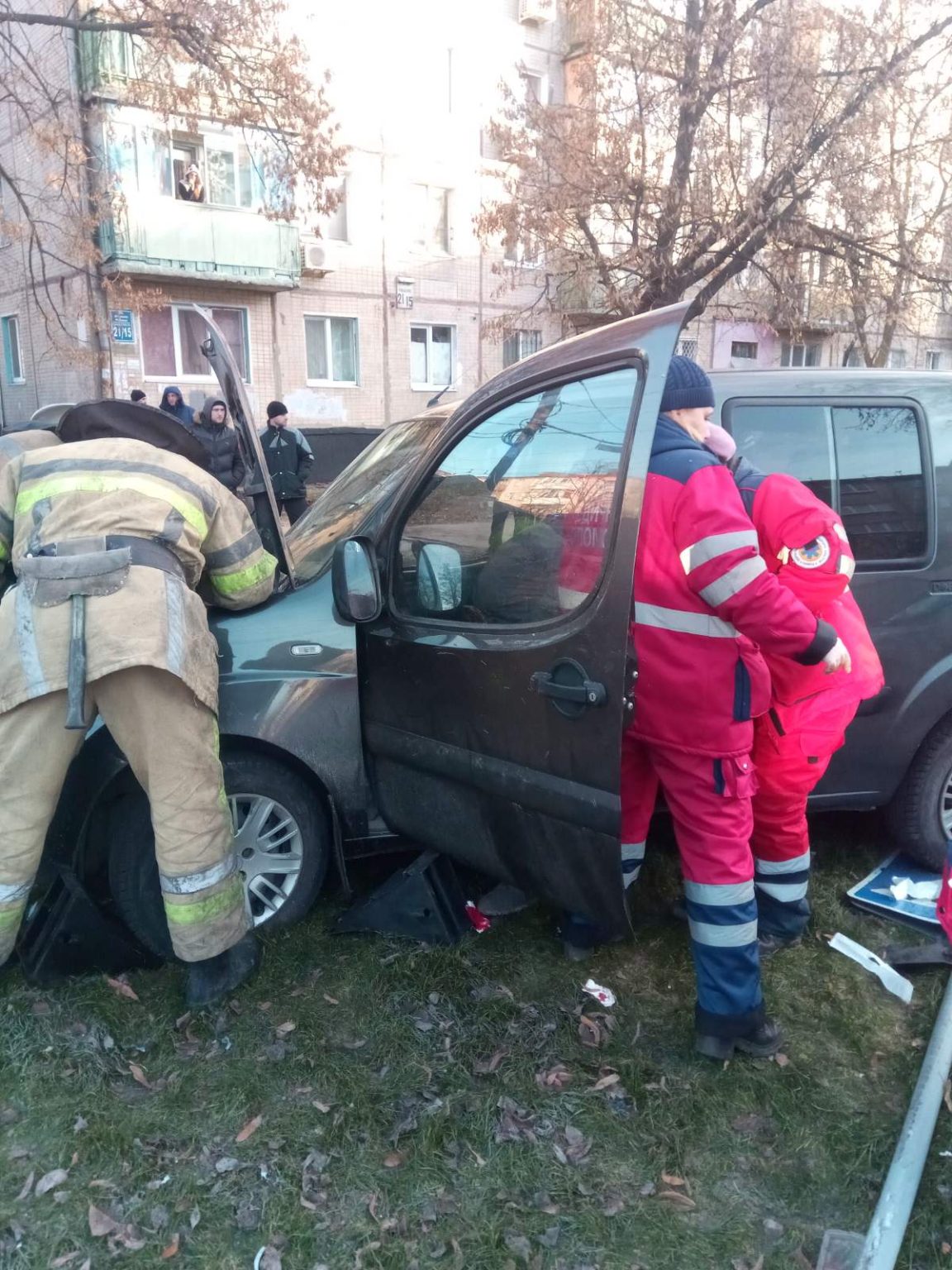 Спасатели вытащили пенсионерку из смятого, в результате ДТП, автомобиля (фото)