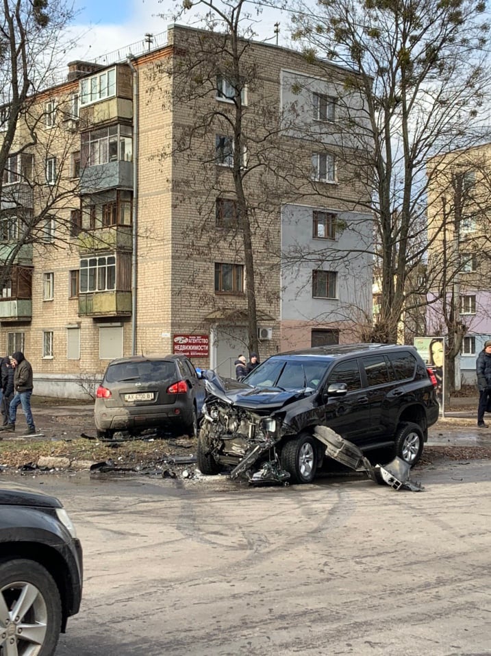 Внедорожник влетел в водительскую сторону Nissan. Есть пострадавшие