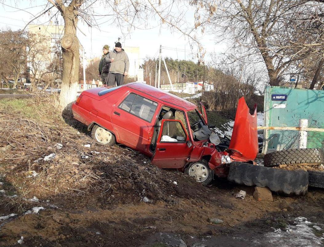 Автомобиль Славута вылетел в кювет. Пострадал водитель | В поселке Подворки  Дергачевского района с проезжей части в кювет вылетел автомобиль Славута.  Водителю понадобилась срочная медицинская помощь