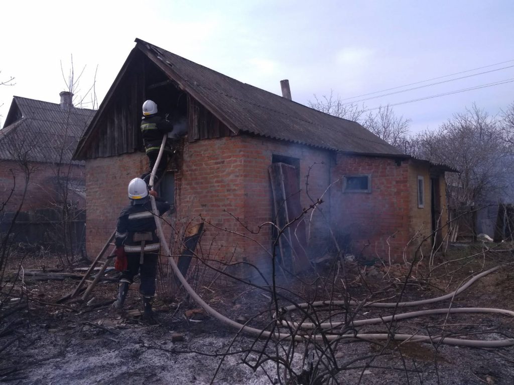 Под Харьковом от загоревшегося сухостоя начал гореть дом (фото)