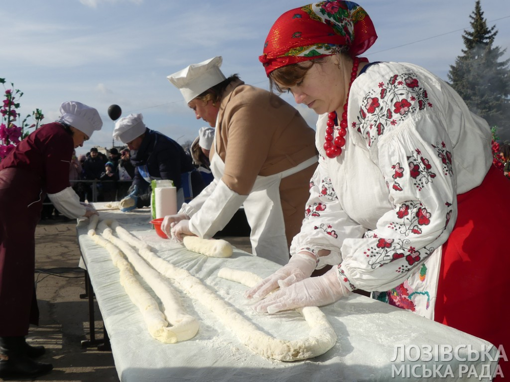 На Харьковщине слепили рекордный вареник длиной 28.5 метров (фото)