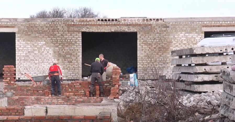 Без дозволів та наперекір цільовому призначенню: у Харкові будують гаражні бокси (відео)