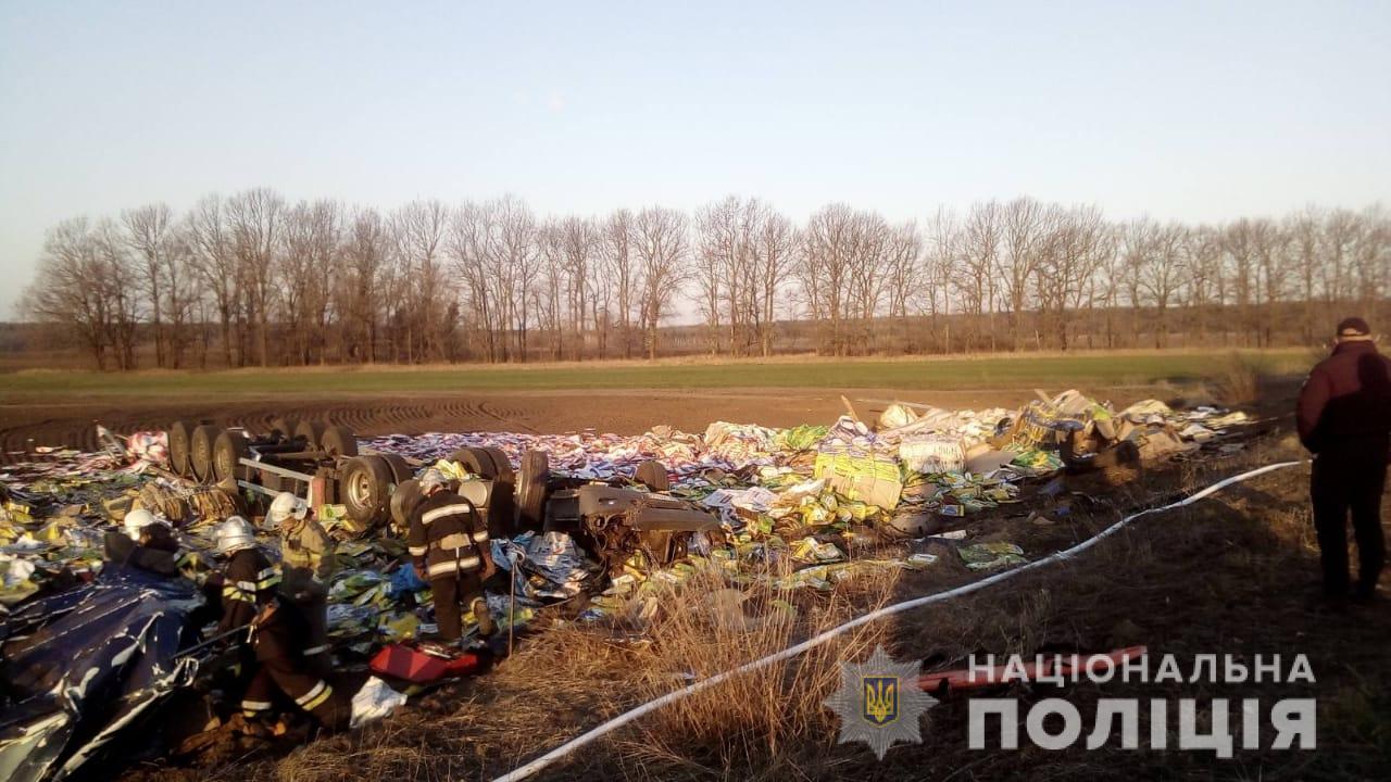 Пьяный водитель грузовика попал в аварию на Харьковщине (фото)