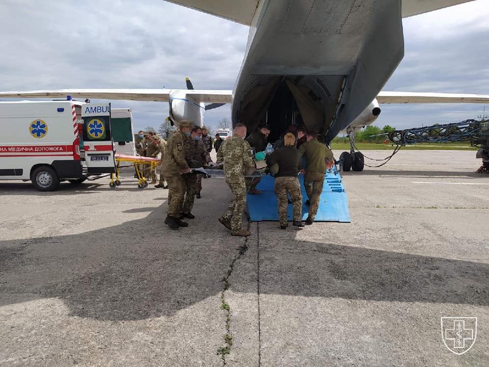 Из Харькова в Киев самолетом перевезены раненые и больные военнослужащие