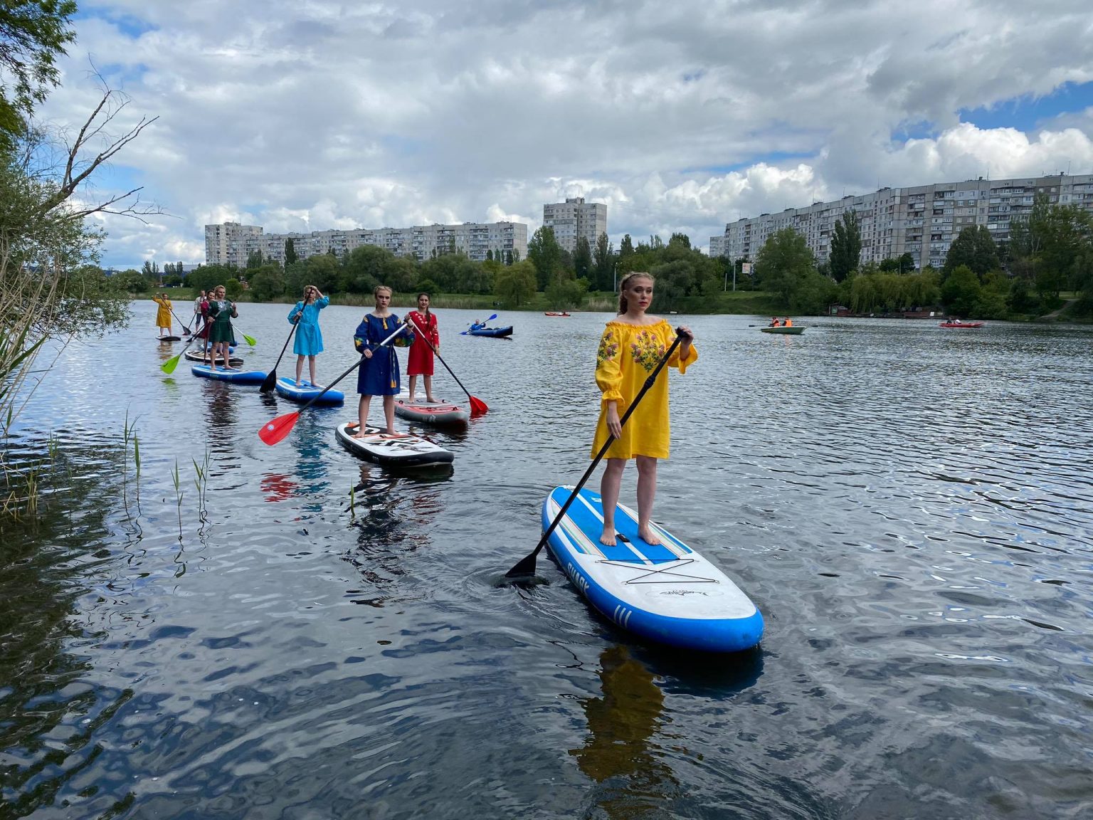 У Харкові моделі в вишиванках дефілювали по воді (фото, відео)