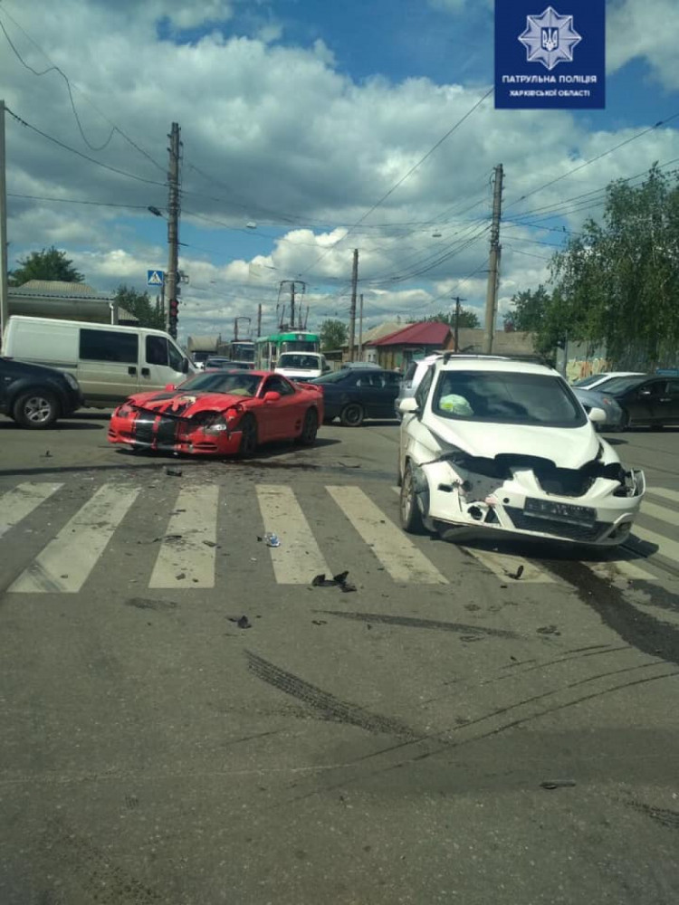 На перекрестке в Харькове разбились несколько авто (фото)