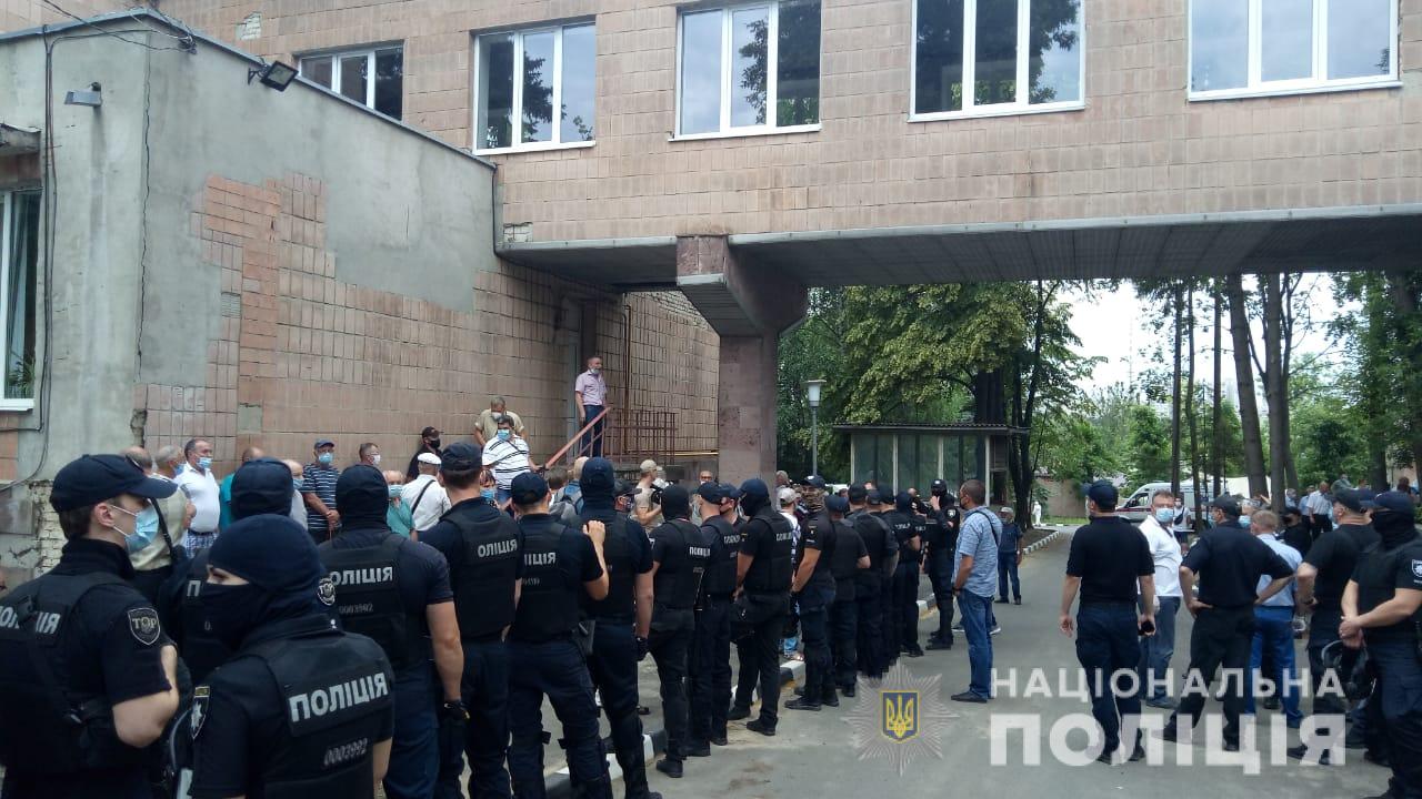 Под стенами радиационного диспансера пострадали двое полицейских (видео, фото)