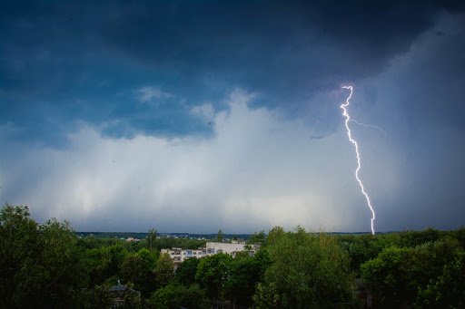 Гроза, шквал и град: стихия может разгуляться на Харьковщине 12 июня