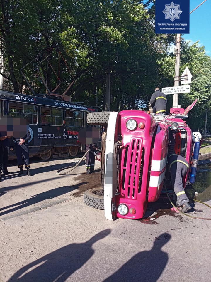 Полиция устанавливает виновника ДТП с участием водителей пожарной машины и трамвая (фото)