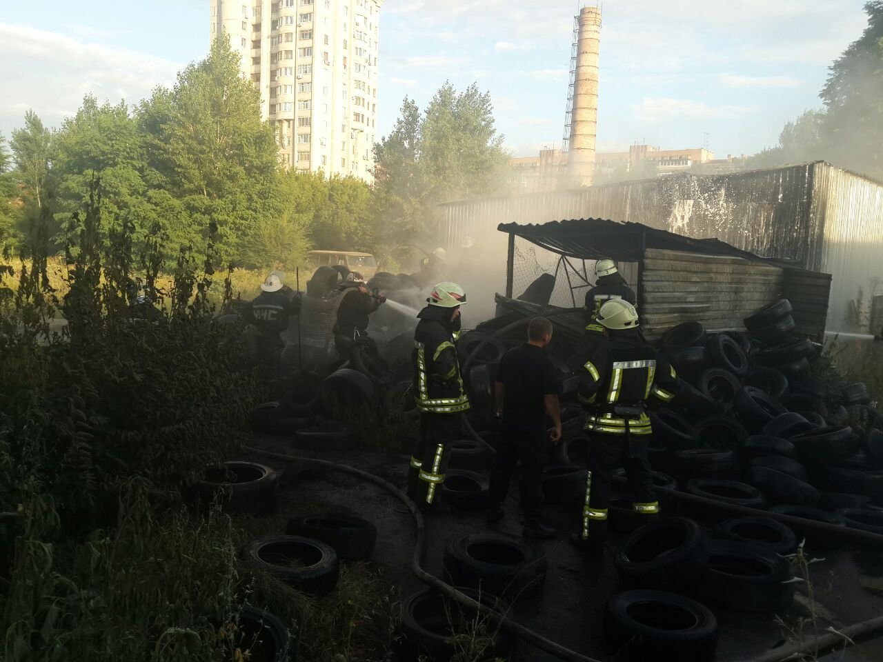 У Холодногірському районі палало звалище автомобільної гуми (фото)